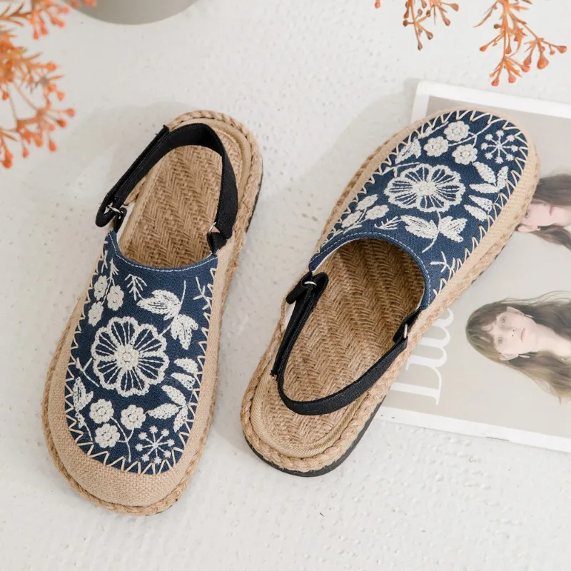 Ethnic Chic Fashion - รองเท้าผู้หญิงสไตล์จีน-ชิค แบบสวม ไม่ใช้เชือกผูก ปักลายดอกไม้สีเดียว รองเท้าแตะชายหาดฤดูร้อน หัวกว้าง