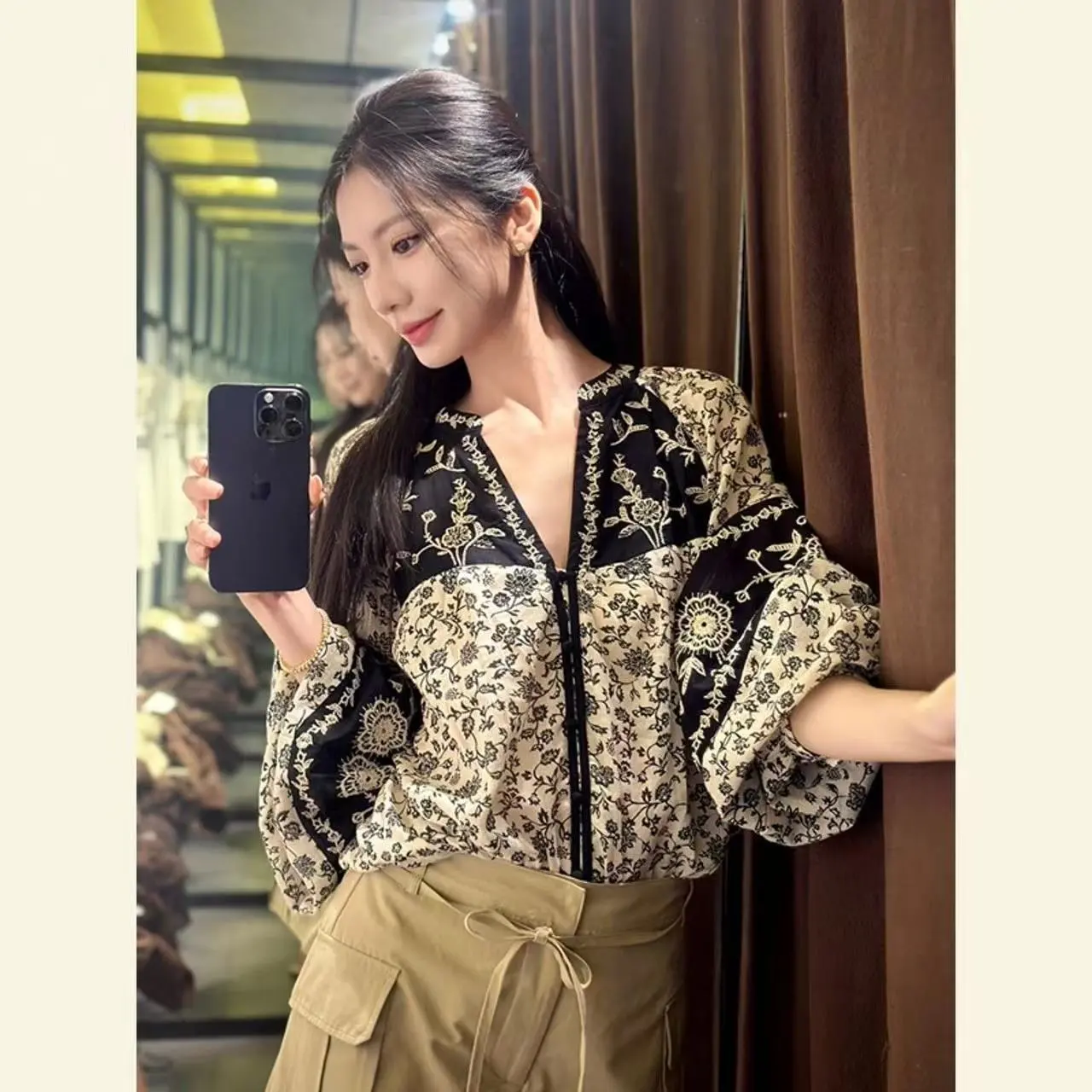 Ethnic Chic Fashion - เสื้อเชิ้ตลายพิมพ์สไตล์ชนเผ่าสำหรับผู้หญิง แฟชั่นชั้นสูง ฤดูใบไม้ร่วงต้นปี 2026 เสื้อเบลาส์ฤดูร้อนแบบเย็บต่อผ้าเก๋ไก๋ สไตล์ลำลองหลวมๆ