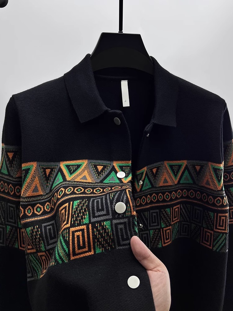Urban Ethnic Fashion - เสื้อคาร์ดิแกนถักแฟชั่นสำหรับผู้ชาย เสื้อสเวตเตอร์คอปก สีดำ ลายชนเผ่า แจ็คเก็ตเปิดไหล่ แขนยาว