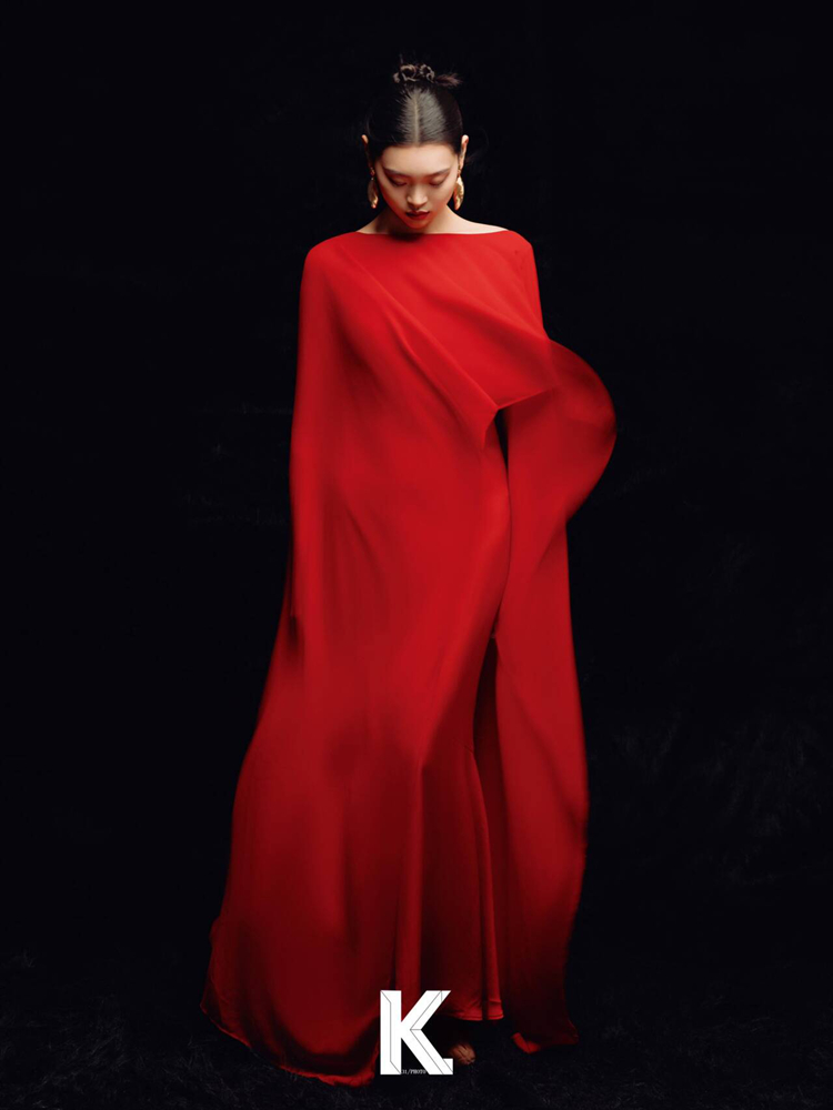 Ethnic Clothing & Online Fashion Store Khaadi Us - แฟชั่นใหม่ปี 2026 ชุดถ่ายภาพพอร์ตเทรตสไตล์เรโทรสุดหรูสีแดง ชุดการแสดงบนเวทีสไตล์ชาติพันธุ์สำหรับผู้หญิง
