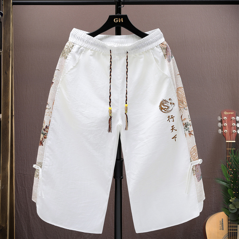 Urban Ethnic Fashion - กางเกงขาสั้นลำลองผ้าไอซ์ซิลค์สำหรับผู้ชาย สไตล์ใหม่ฤดูร้อน กางเกงสามส่วน แฟชั่นวัยรุ่น ทรงหลวมสไตล์เมือง ผลิตจากผ้าผสมโพลีเอสเตอร์