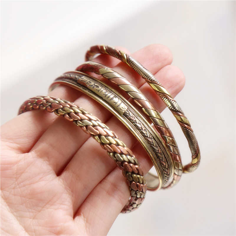 Ethnic Fashion Com - กำไลข้อมือทองแดงสีแดงแบบเปิดสำหรับสาวๆ รุ่น BB-218 จากอินเดีย