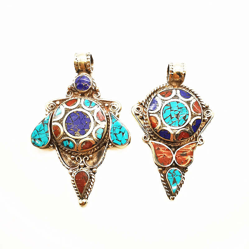 Ethnic Fashion Com - จี้รูปลูกศรโบราณสไตล์เนปาล งานฝีมือประดับทองแดงและหินหลากสี รุ่น TBP311
